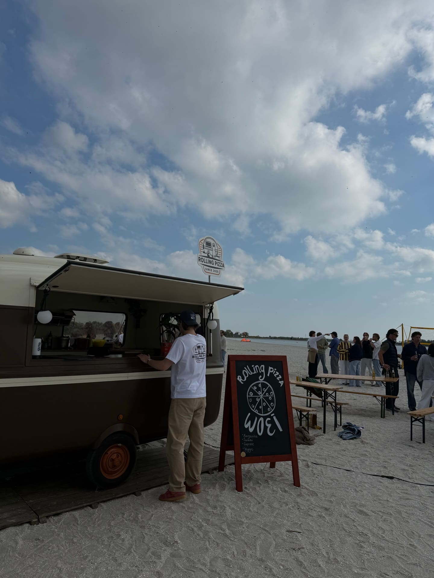 Rolling Pizza chef bakt verse pizza in de vintage caravan op locatie